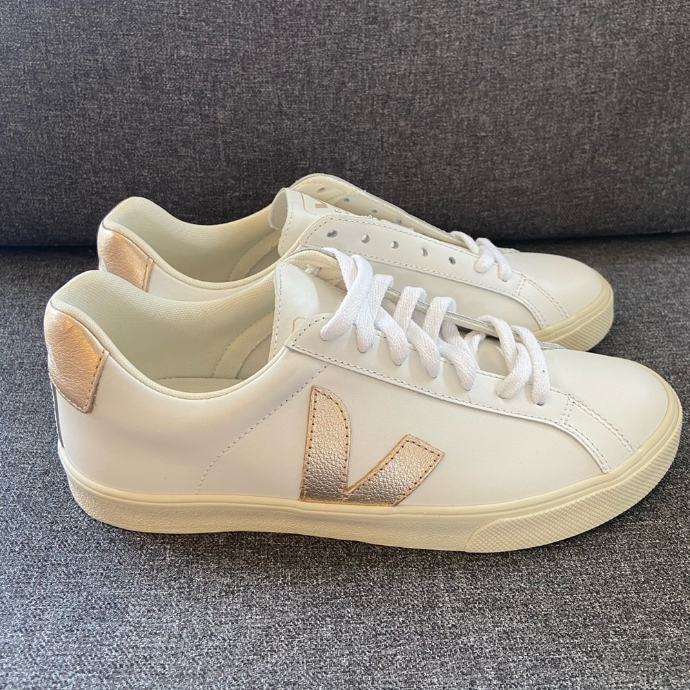 VEJA Esplar Logo Leather Sneakers/ Platine Silver and Extra White/ Women’s SZ 8